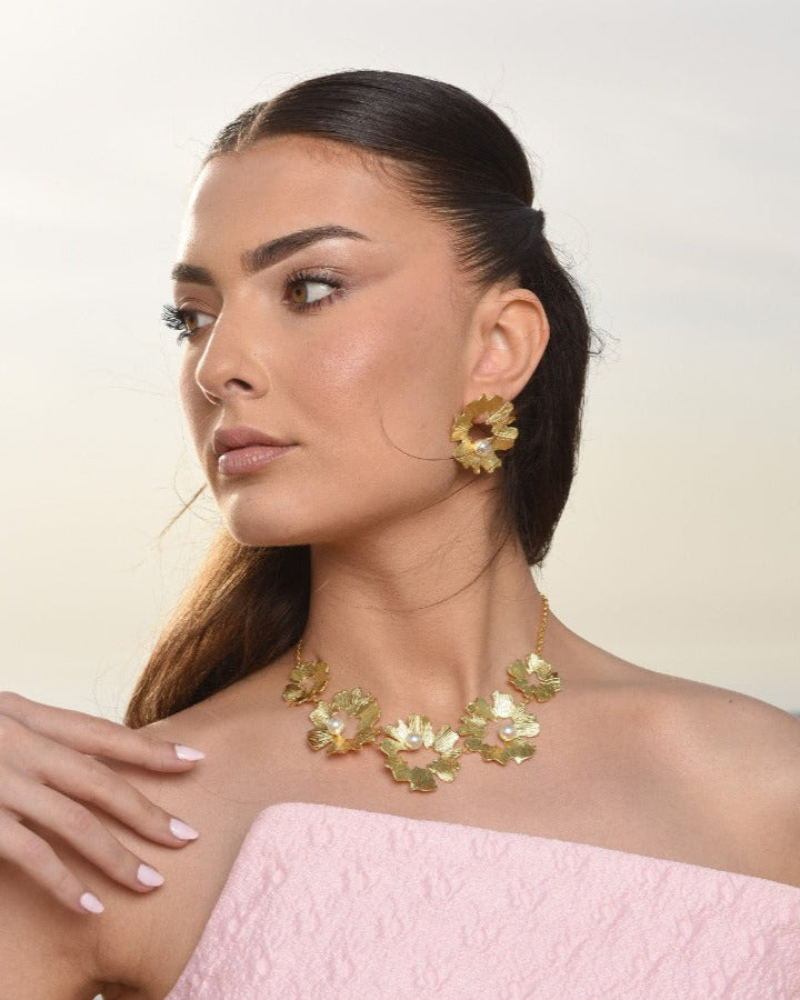 Gold collar necklace with freshwater pearls