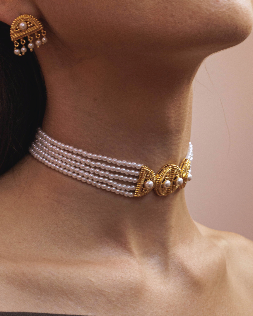 Handcrafted gold and pearl necklace using Rava technique