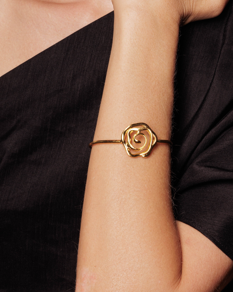 Statement bracelet with elegant flower motifs