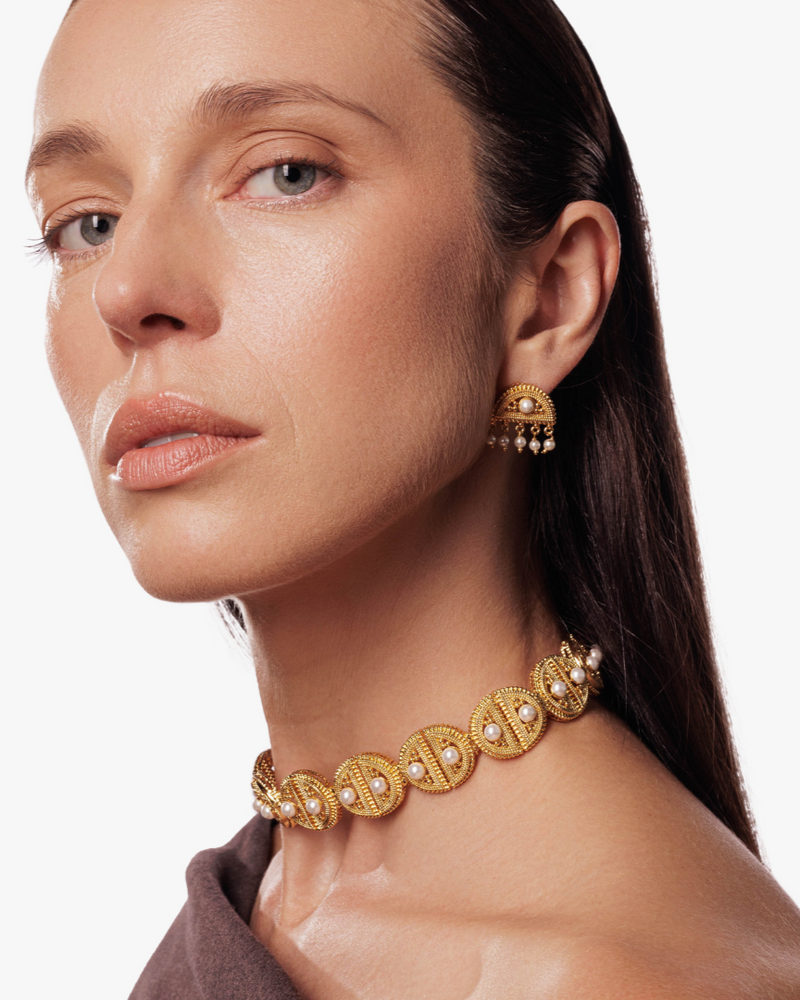 Indian-inspired choker with connected pearl motifs