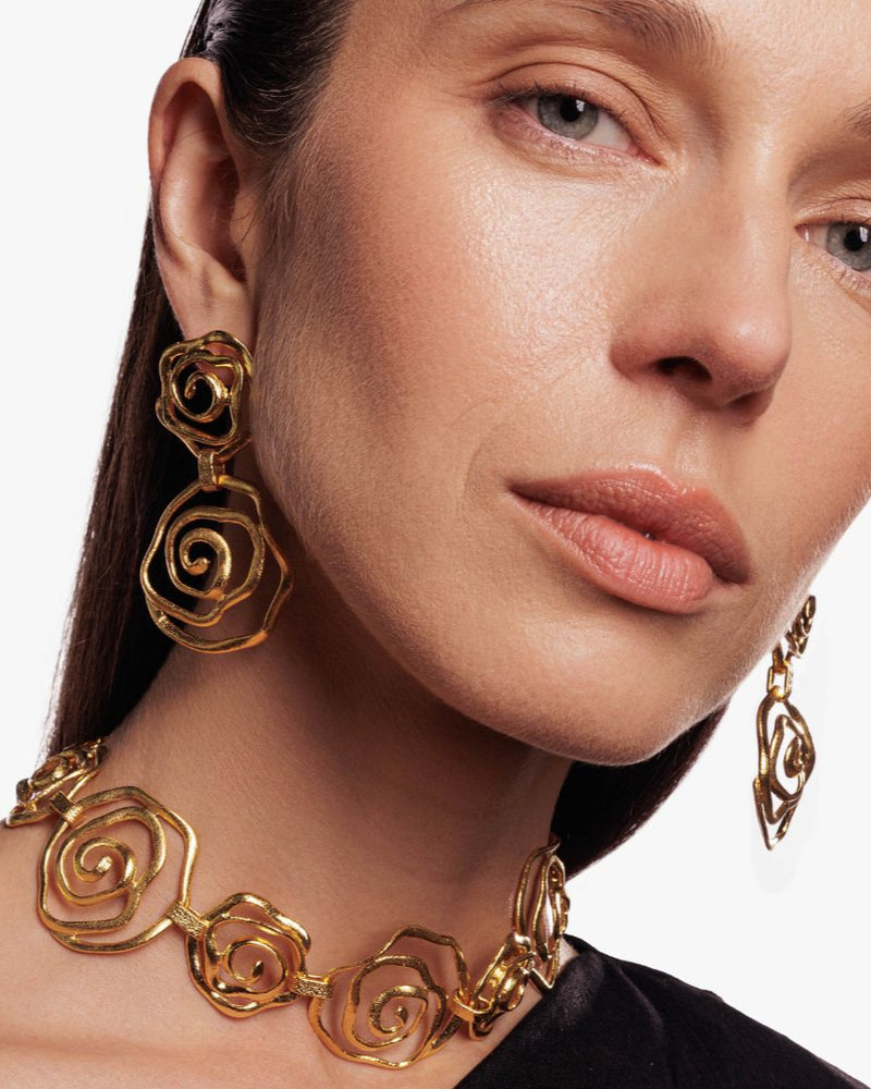 Elegant statement choker with floral design