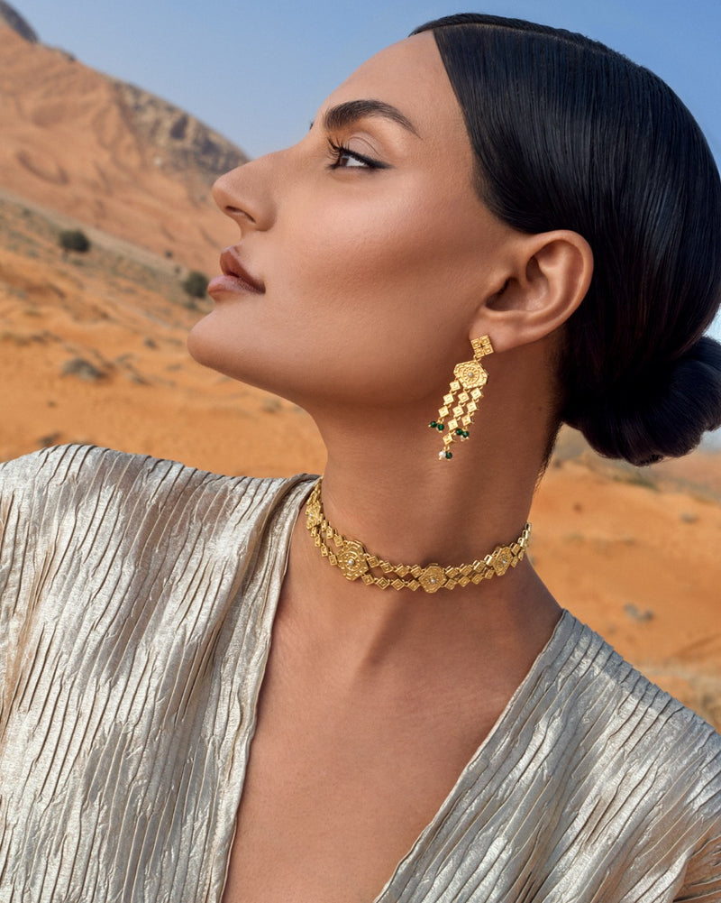 Elegant gold choker with pearls