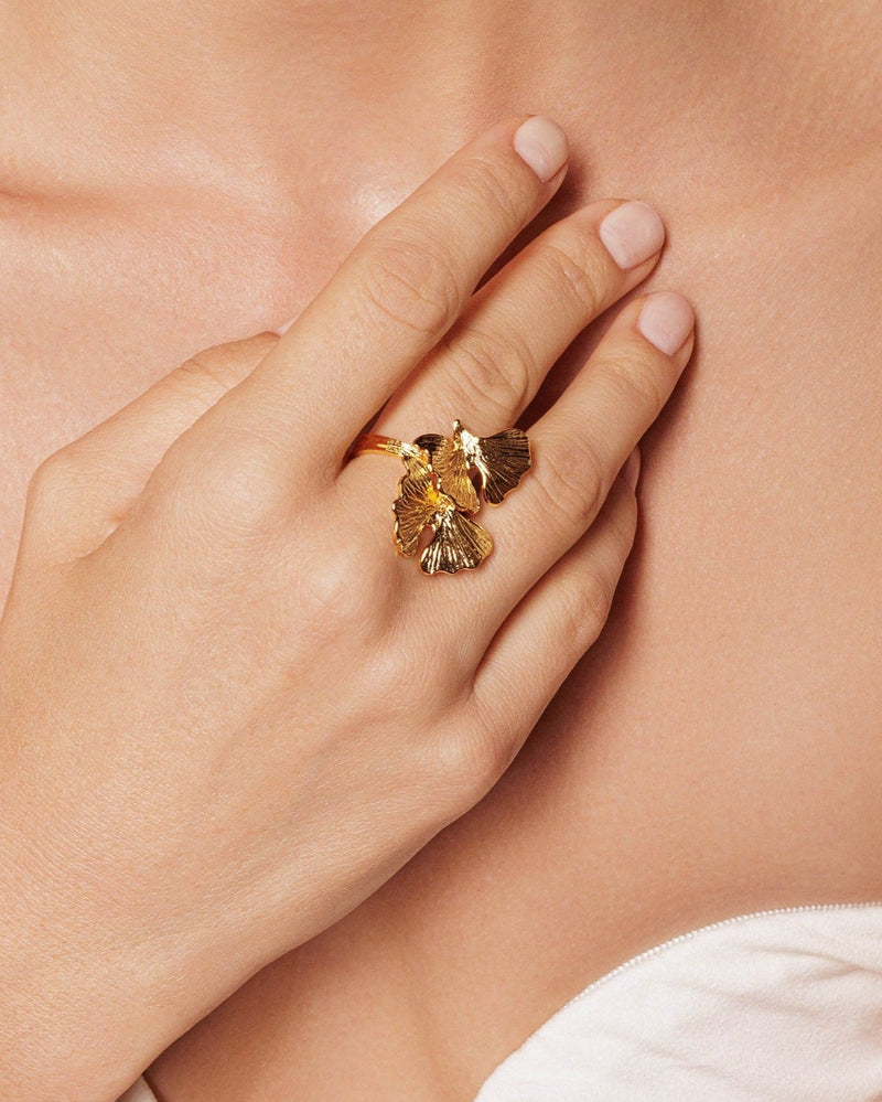Twisted petal gold ring with pearl