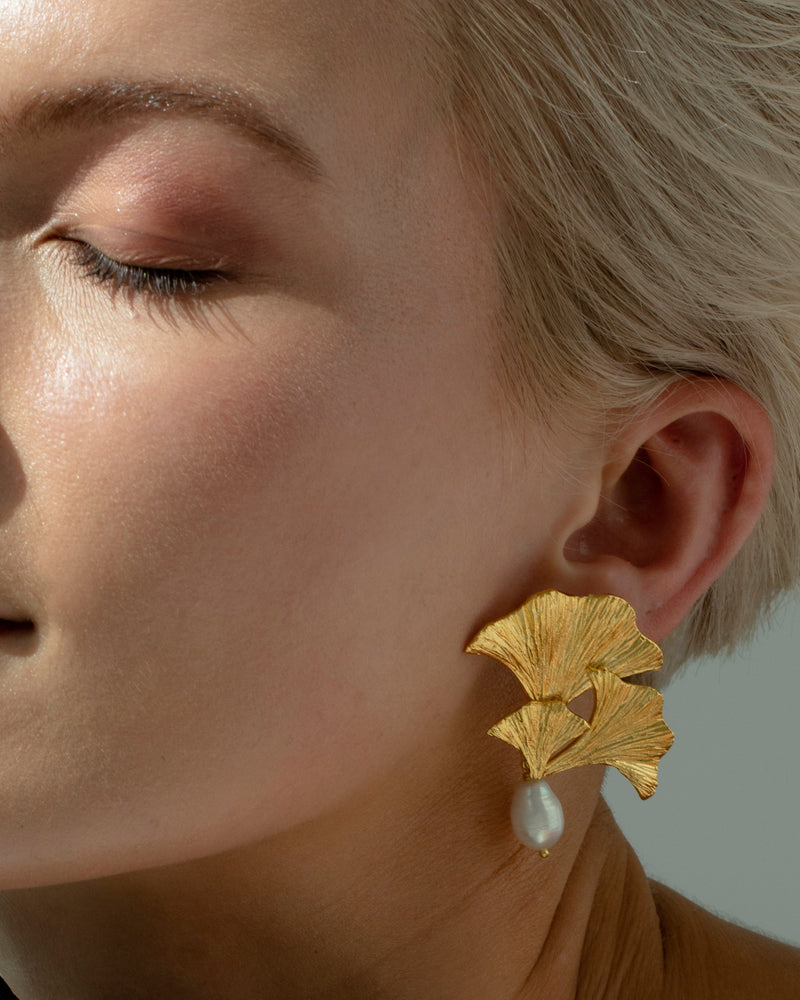Elegant flower earrings with hanging pearls