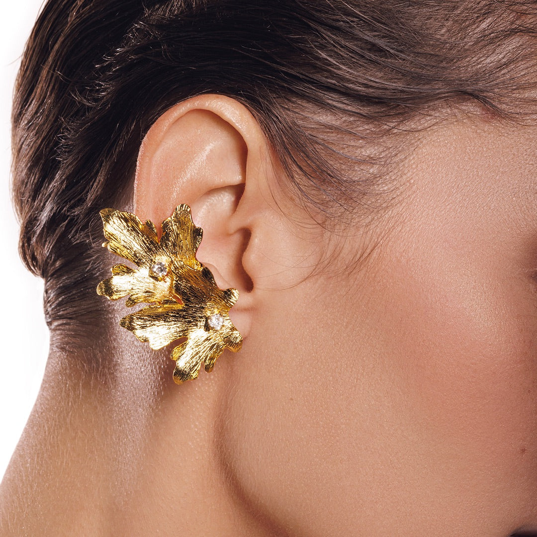 Zirconia-studded gold earcuff – nature-inspired leaf design