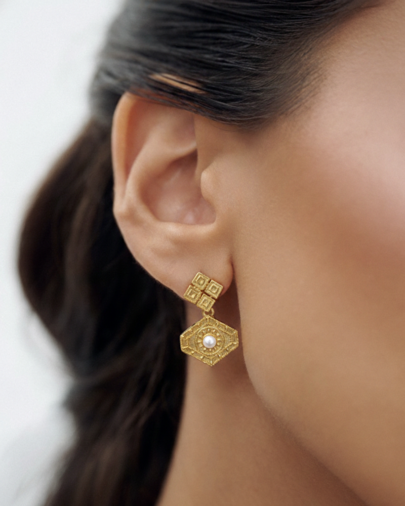 Gold drop earring with pearl on pendant