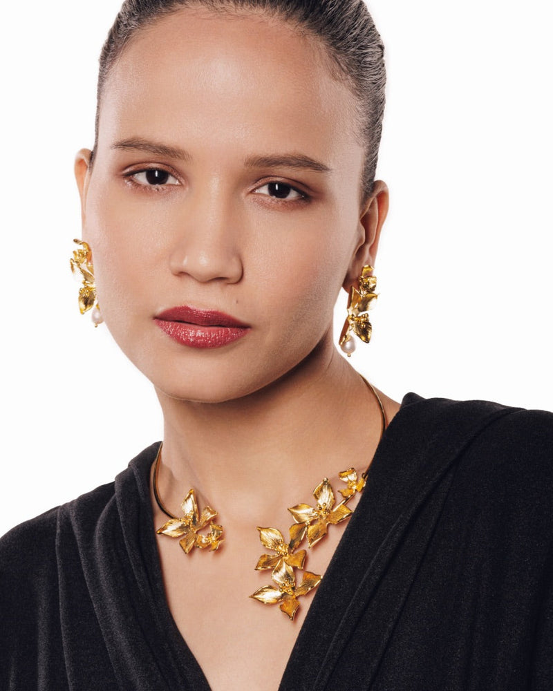 Bendable gold collar with polished brass finish