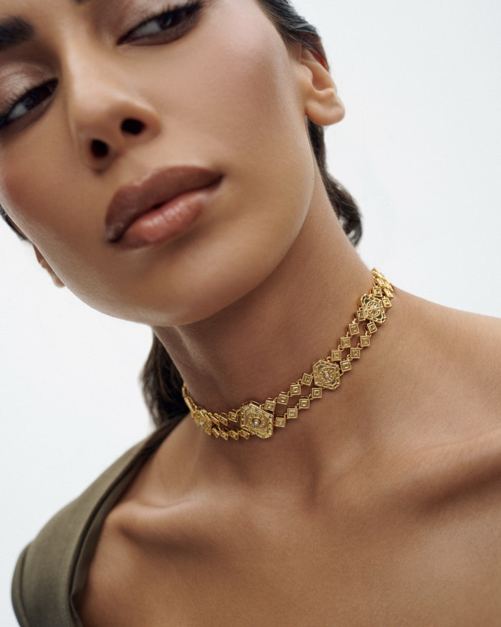 Kanz choker with geometric design