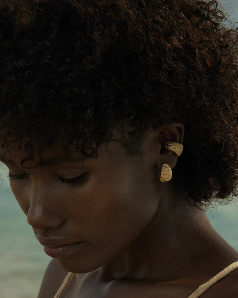 Lightweight and adjustable gold ear cuff for women’s ear stacks