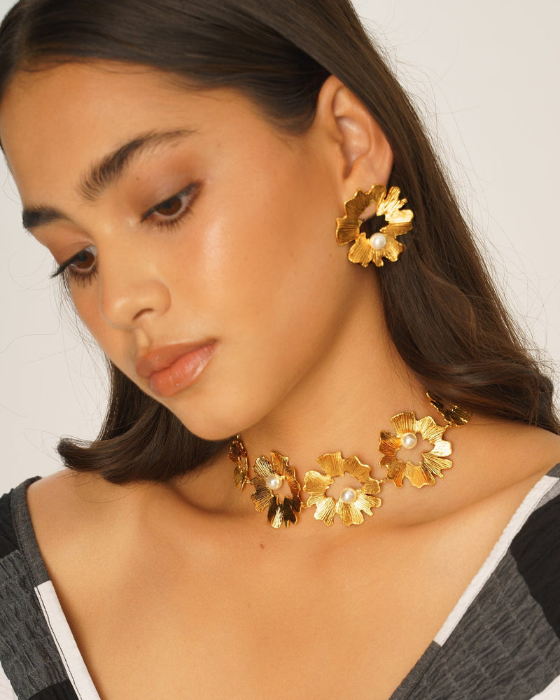 Stylish pearl choker for open necklines