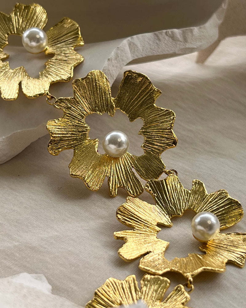 Women’s statement pearl collar necklace