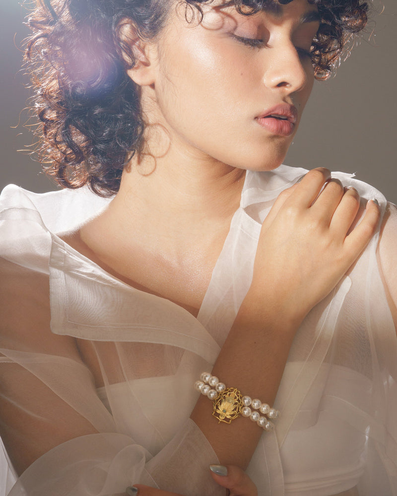 Elegant lotus bracelet in gold with pearl details