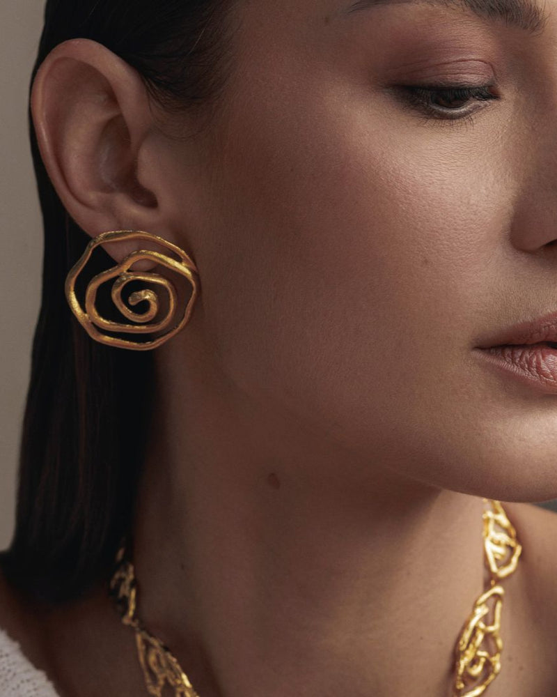 Lightweight nature-inspired earrings in gold