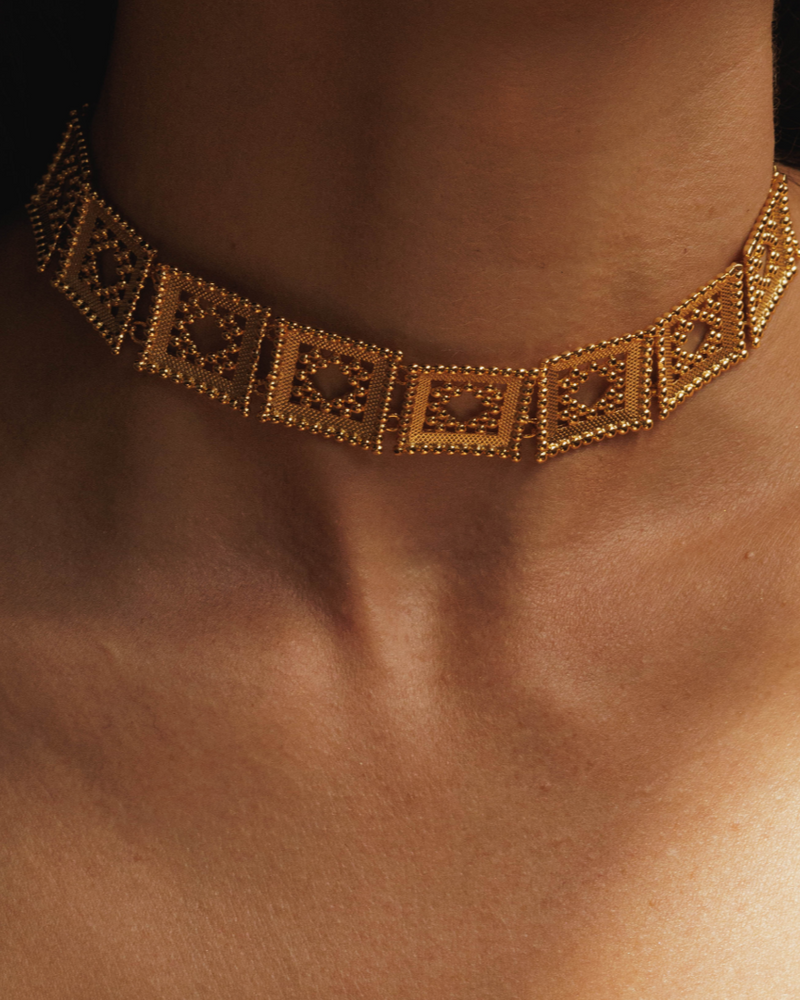 Elegant gold collar necklace with Rava technique