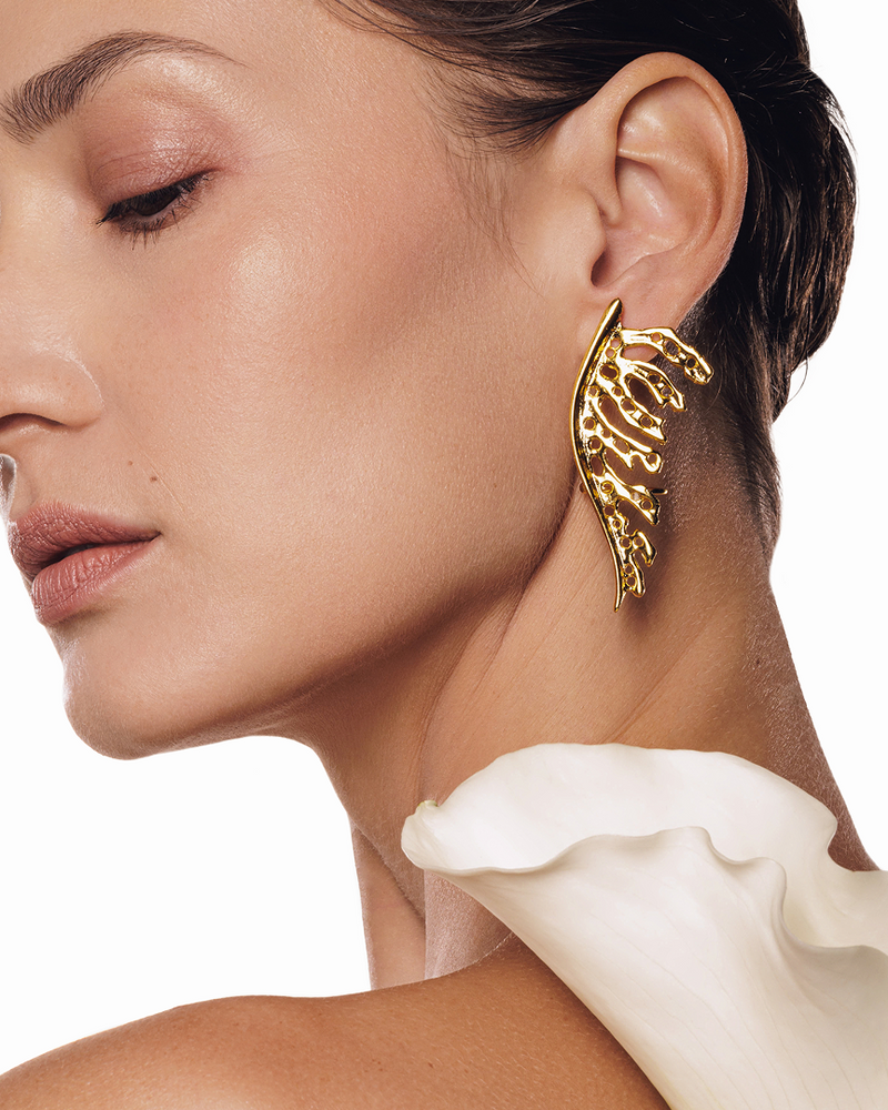 Gold leaf ear cuff for boho brides—romantic, nature-inspired jewelry symbolizing growth and grace.