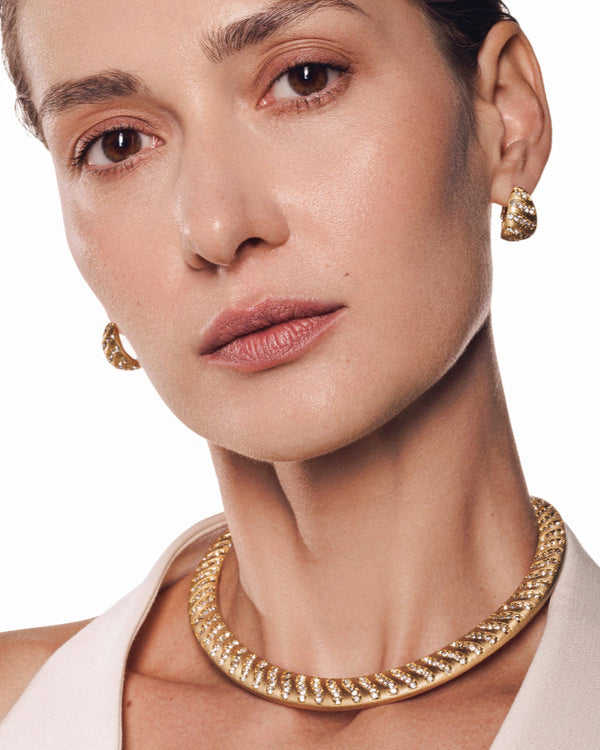 Statement collar necklace for bold, sophisticated style