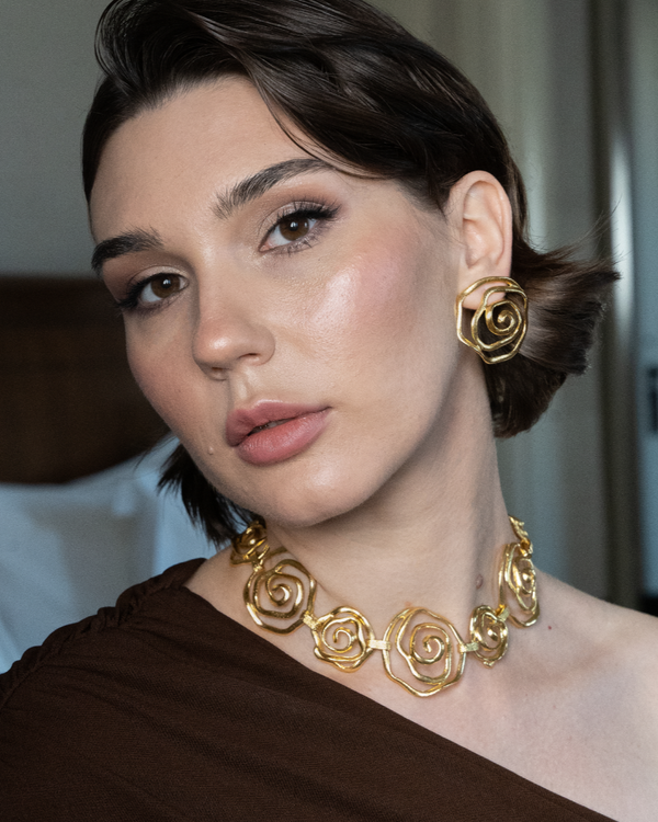 Nature-inspired gold choker necklace