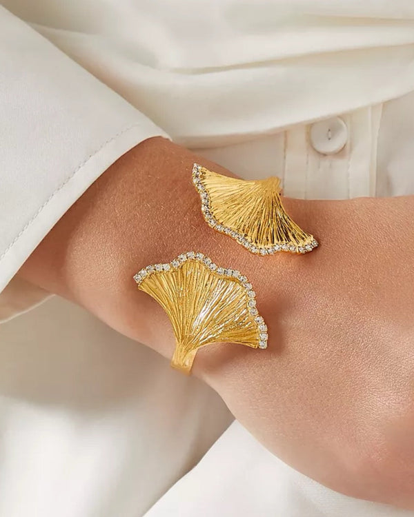 Elegant flower bracelet in gold tone