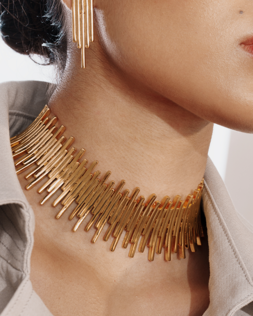 Women's statement necklace in radiant gold