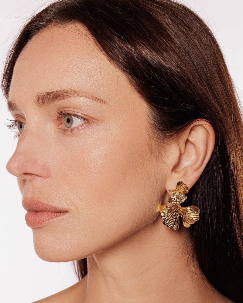 Delicate flower-shaped earrings in gold finish