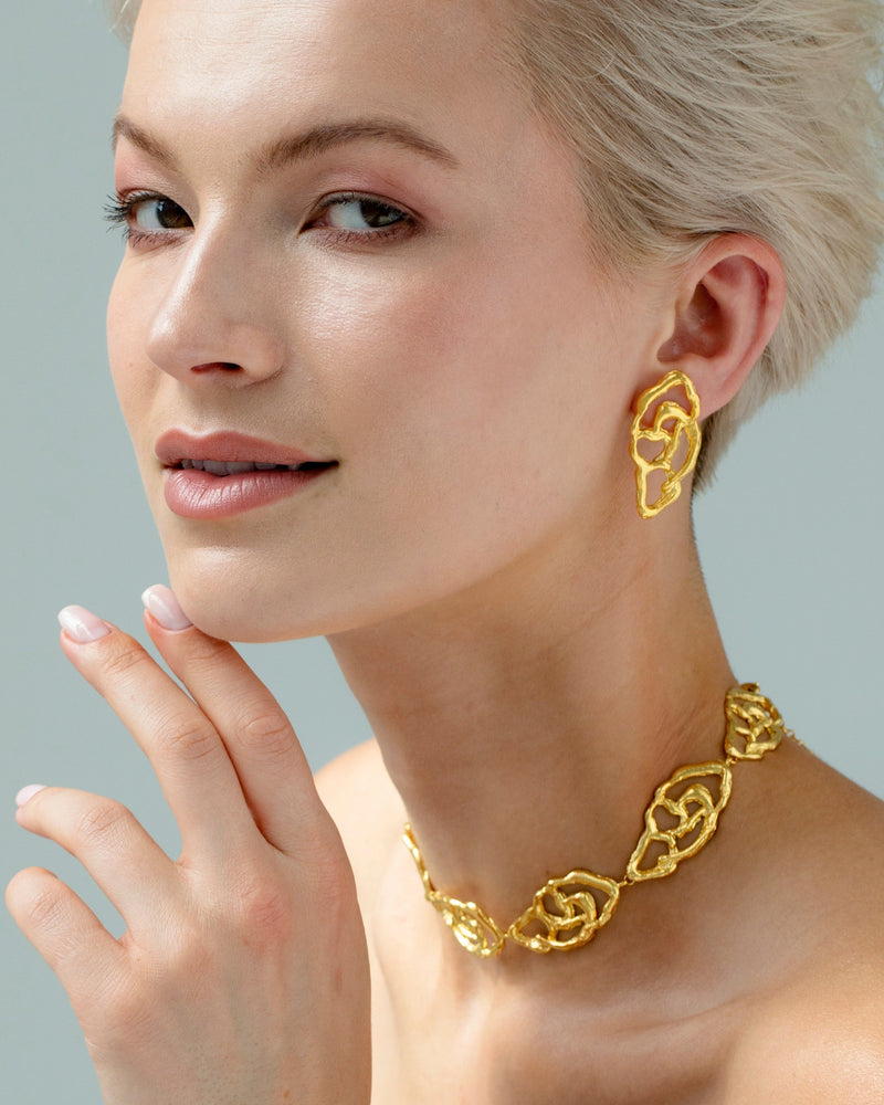 Elegant abstract motif necklace on fine chain