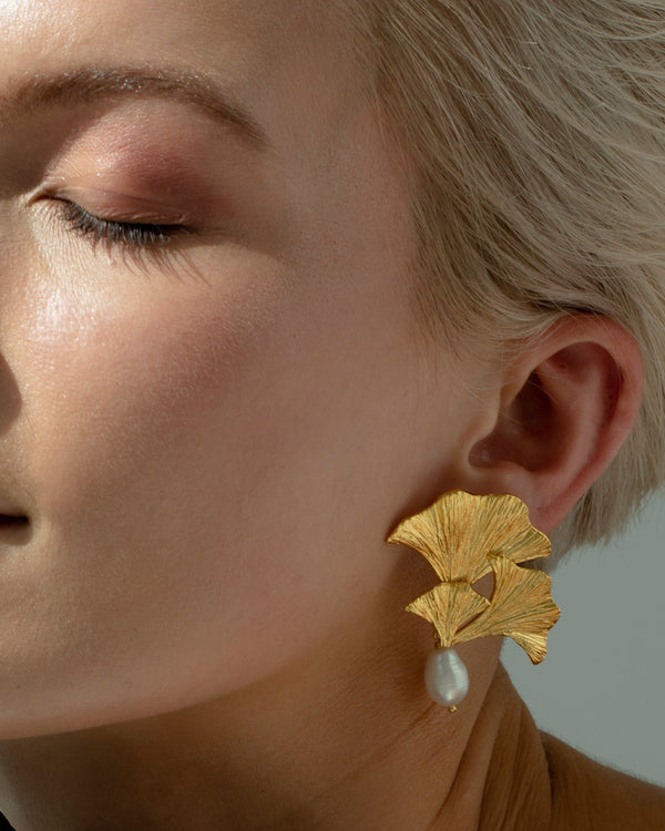 Elegant flower earrings with hanging pearls