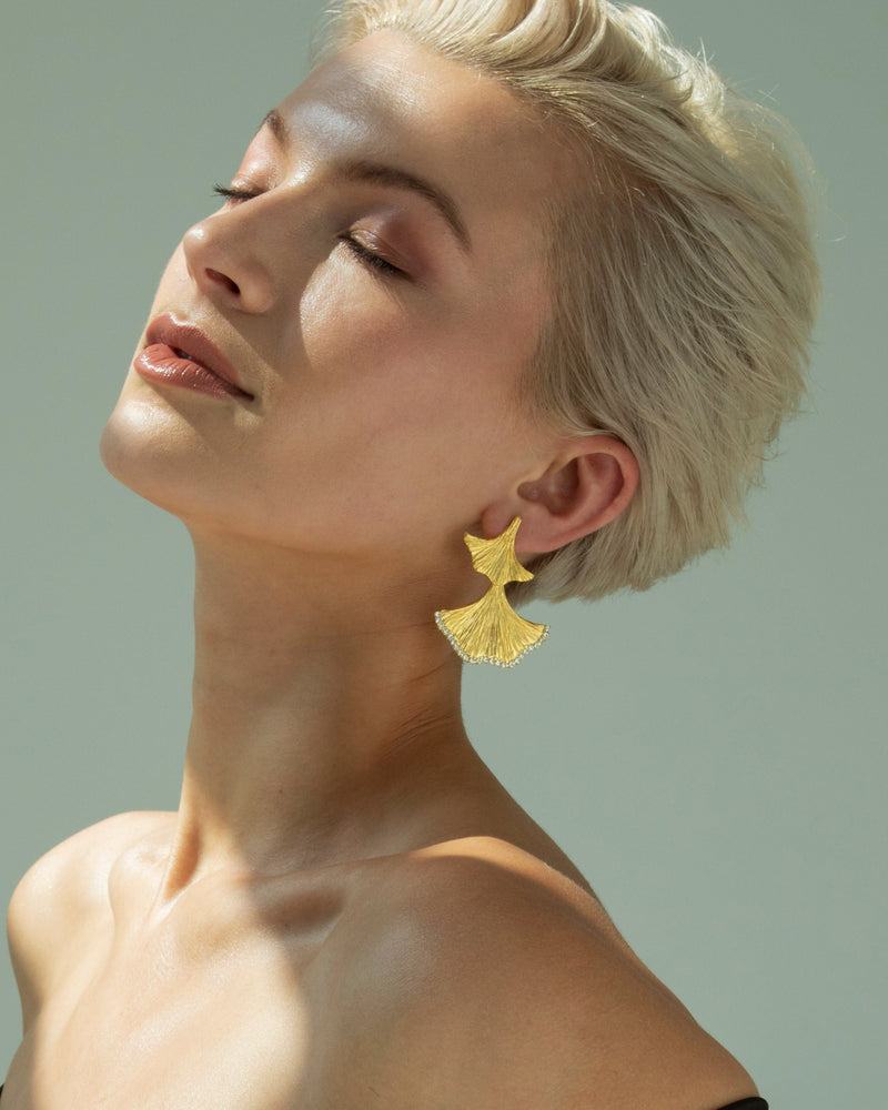 Women’s floral drop earrings in gold