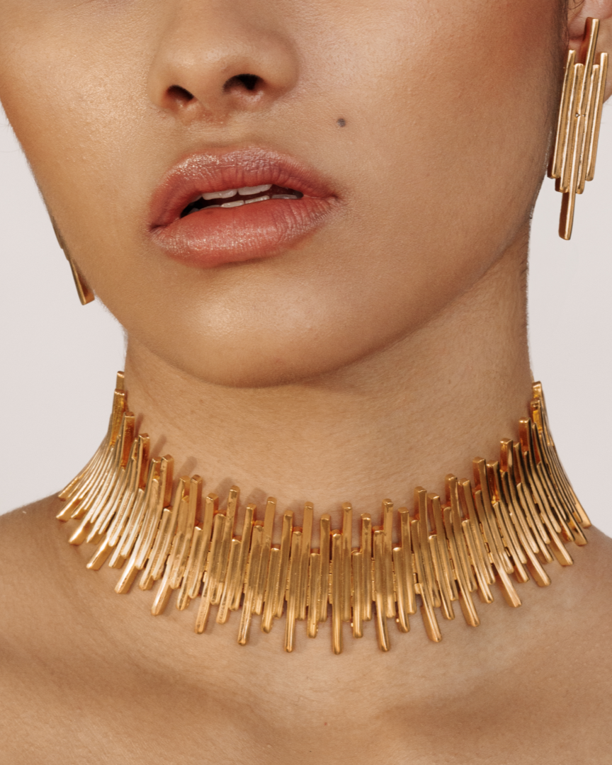 Structured golden choker for statement styling
