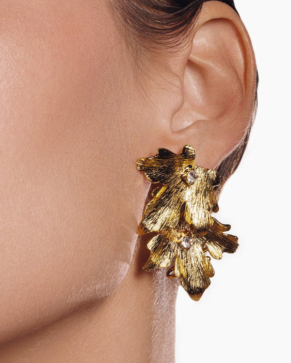 Chunky gold vine leaf ear cuff with bold, non-pierced design—ideal for women who love statement jewelry and standout ear accessories