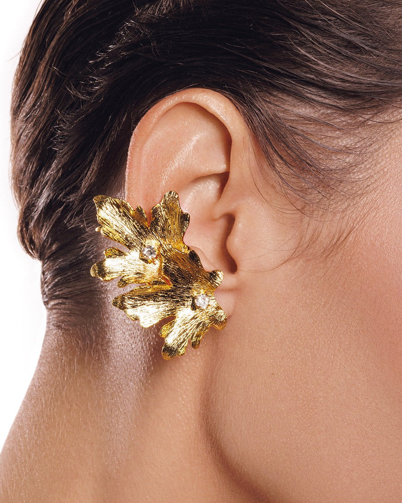Gold-plated vine ear cuff – a thoughtful and elegant gift for birthdays, bridal showers, or everyday style.