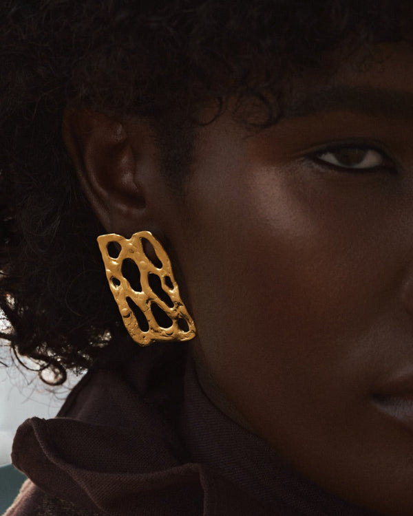 Gold rectangular earrings with embossed finish – elegant statement jewelry for refined style.