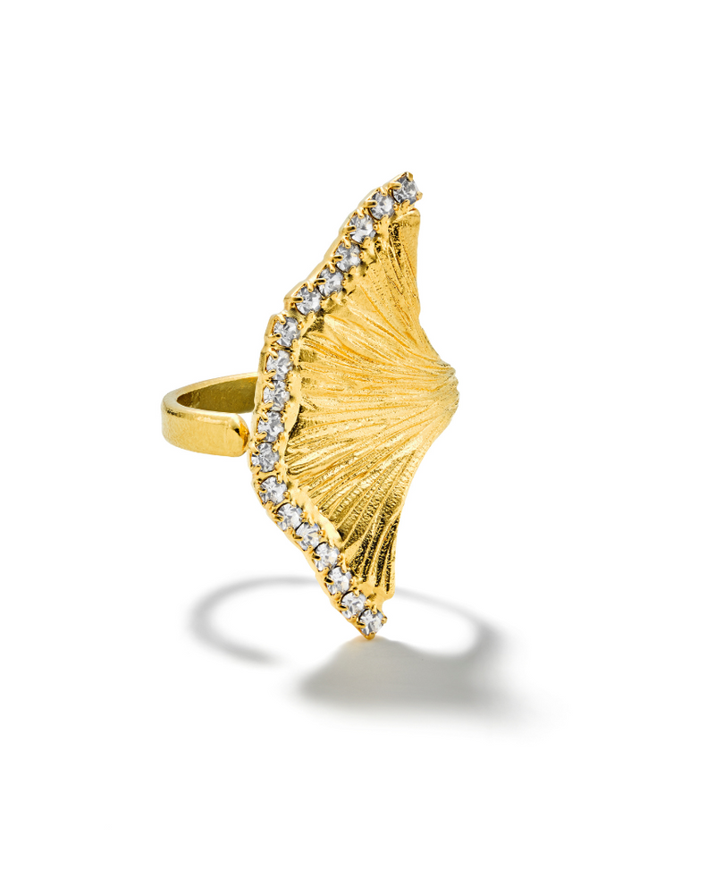 Women’s flower ring with delicate sparkle