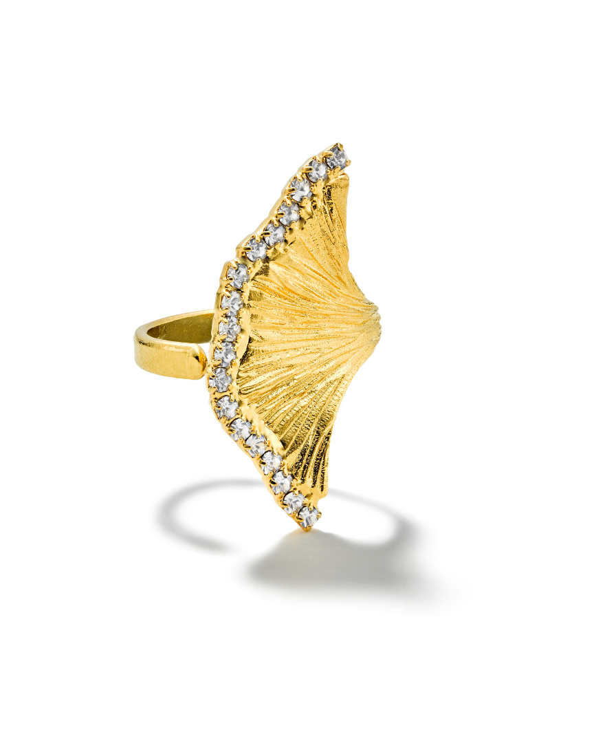Women’s flower ring with delicate sparkle