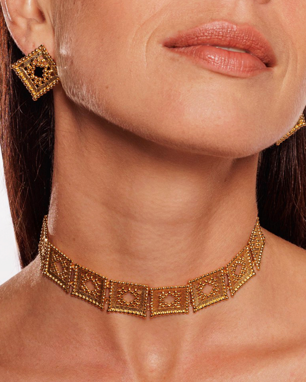 Statement choker with curved diamond-shaped motifs