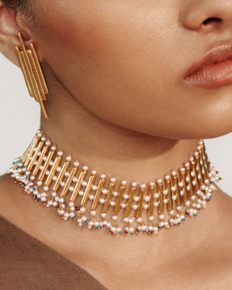Bold statement choker necklace with pearls