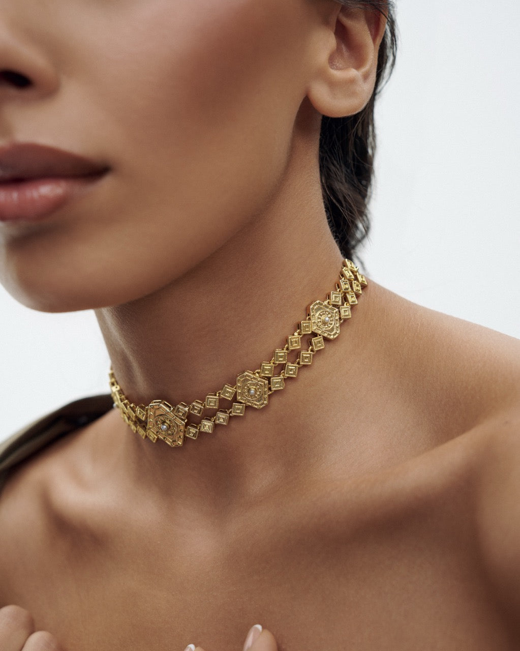 Gold-plated choker with pearls