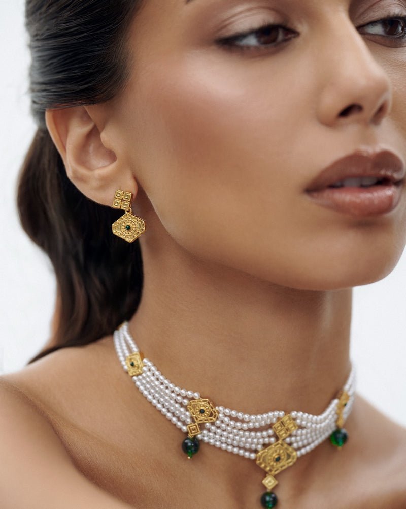 Elegant statement necklace with pearls and emeralds