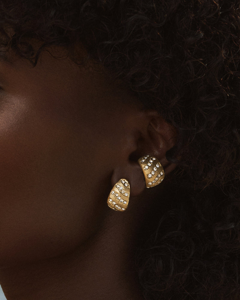 Elegant earcuff with wave design worn without piercing